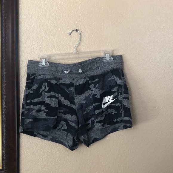 Nike Pants - Nike Camouflage Shorts Size Medium